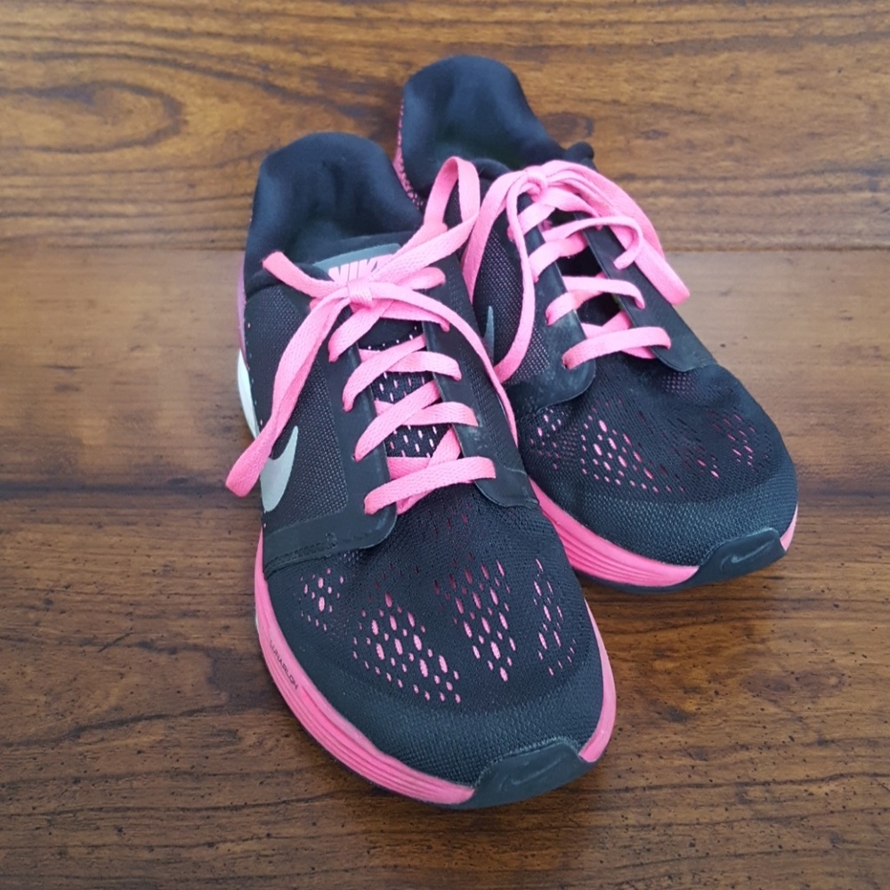 Kids Nike shoes (4Y)